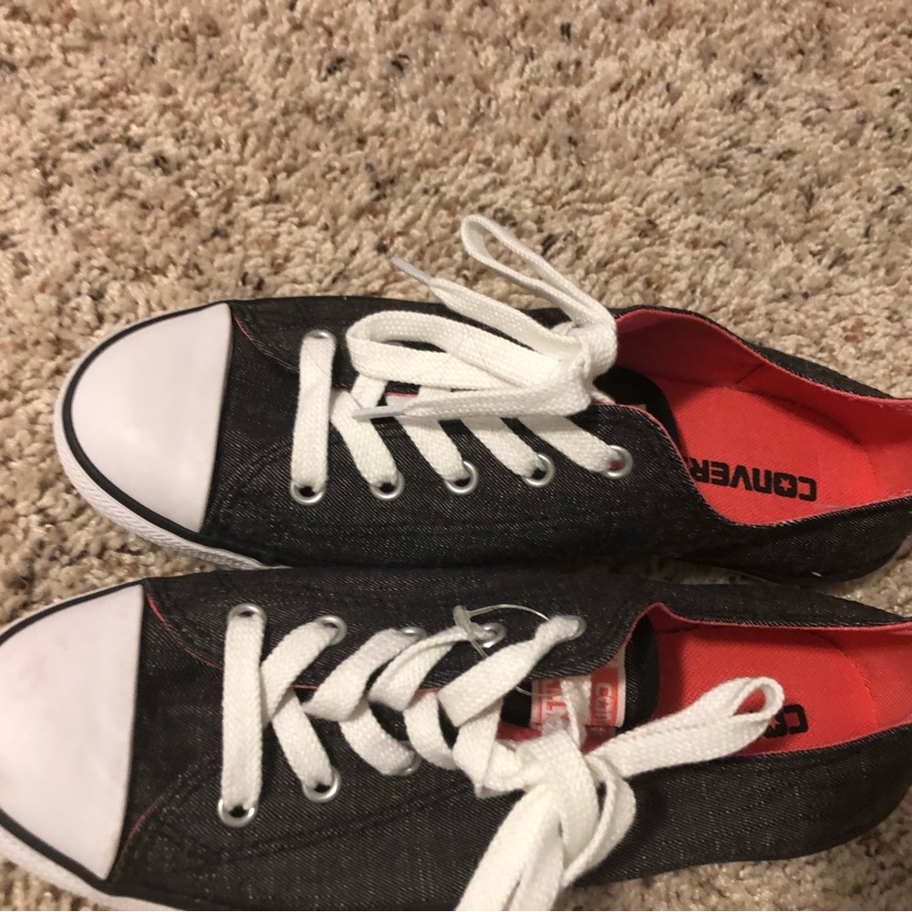 converse shoes size 7 NEW